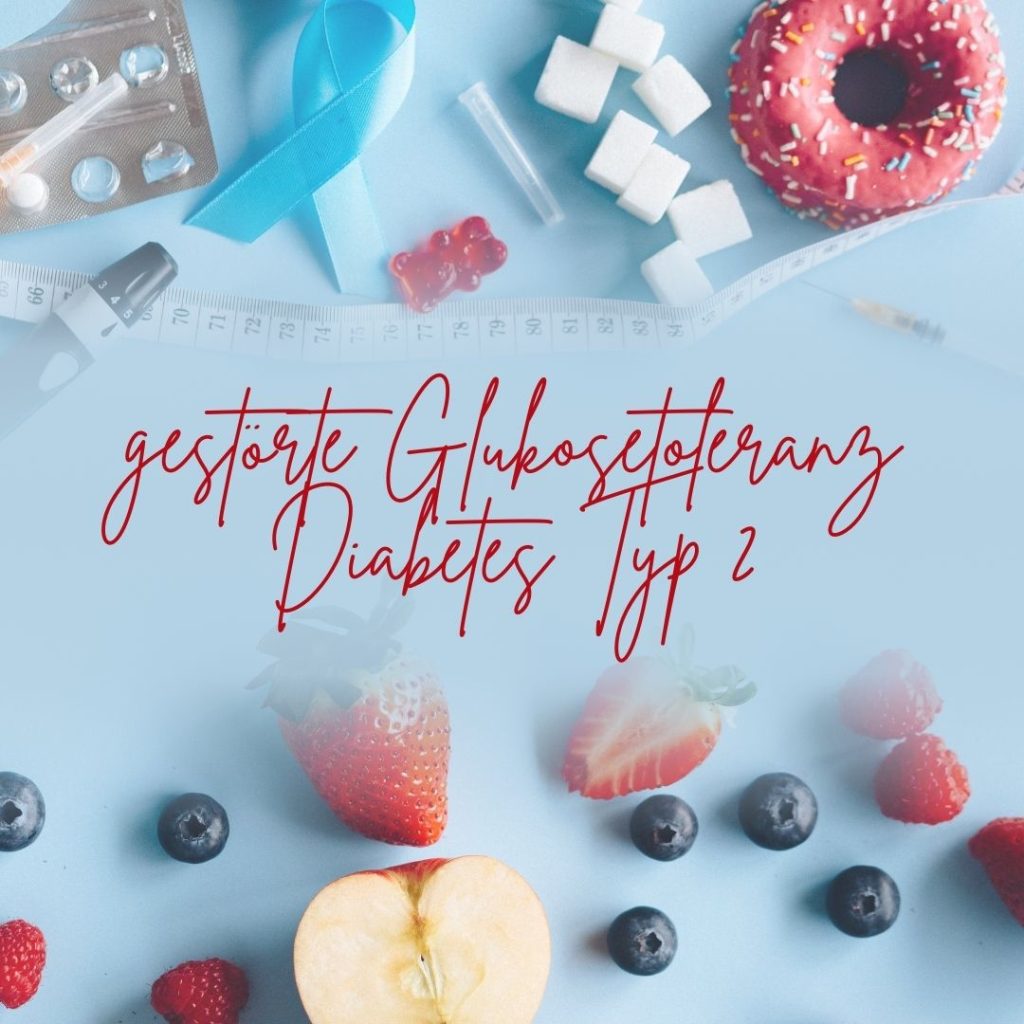 In der Mitte des Bildes steht gestörte Glukosetoleranz und Diabetes Typ 2. Im unteren Bilddrittel sind Früchte (Erdbeeren, Blaubeeren und ein halber Apfel) zu sehen, im oberen Bilddrittel Würfelzucker, ein Bagel, ein Gummibärchen, Pillen und ein Maßband